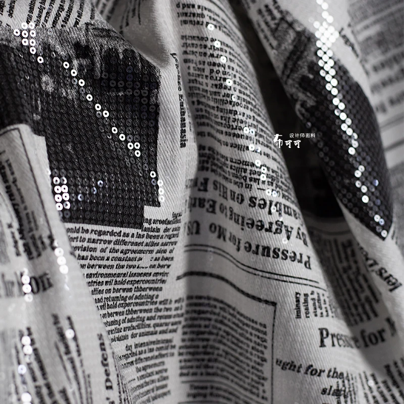 English Graffiti Newspaper Den - Sewing Tweed Fabric recension och pris